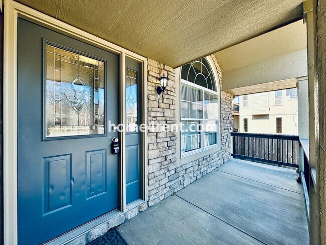 Foto del edificio - Spacious Four Bedroom Northland Home with a Finished Basement, 3 car garage and Fenced Yard!