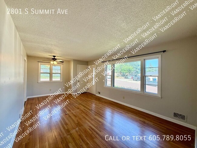 Building Photo - 2801 S Summit Ave