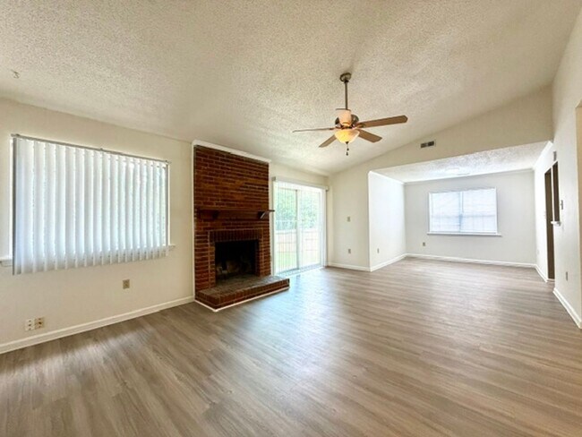 Foto del edificio - 1/2 MO OFF SPECIAL - Ranch 3 bed, 2 bath, Fence yard -East Charlotte