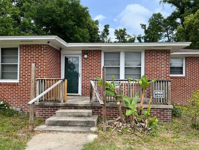 Building Photo - Charming West Pensacola Home