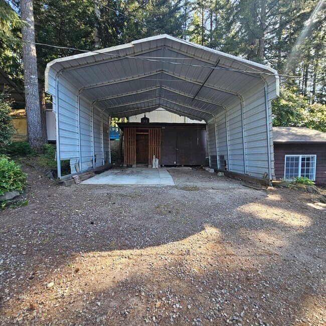 Building Photo - Beautiful lake front 3 bedroom home