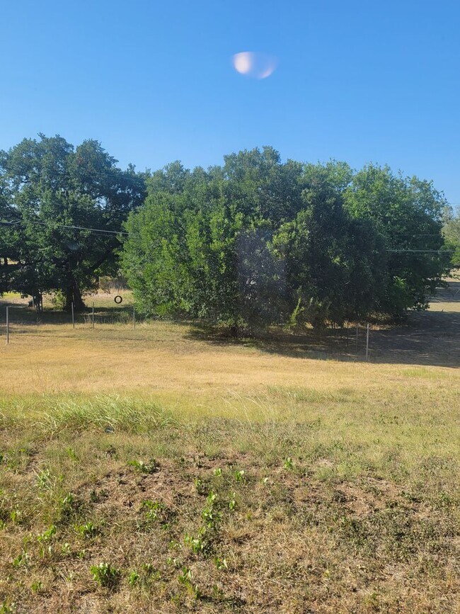 Building Photo - Spacious 3 Bedroom Available NOW!