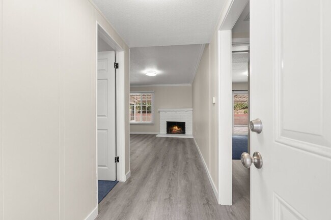 Foto del edificio - Charming Updated Home With Drive-Through Garage Access