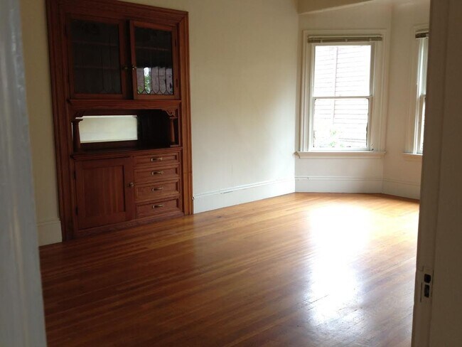 Foto del edificio - Bedroom available for rent in beautiful cl...