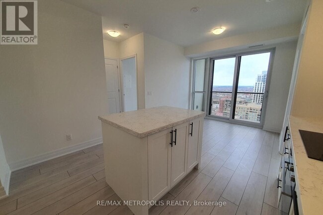 Photo du bâtiment - 30 Elm Dr W