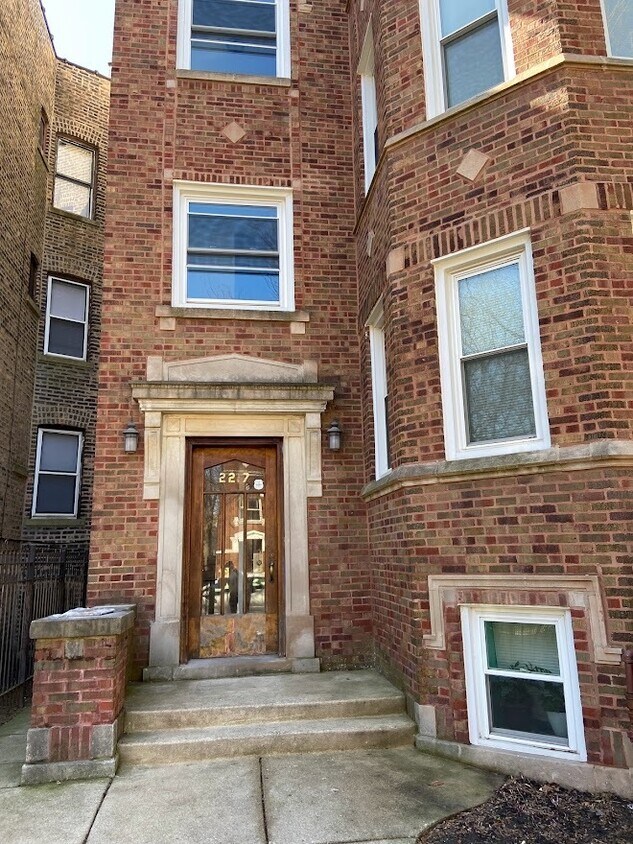 2217 W Rosemont Ave Unit 3, Chicago, IL 60659 Condo for Rent in