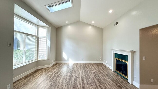 Foto del edificio - Charming and Move-In Ready, 3BD/2BA, Single-Story TH Near Downtown Danville- Available NOW!