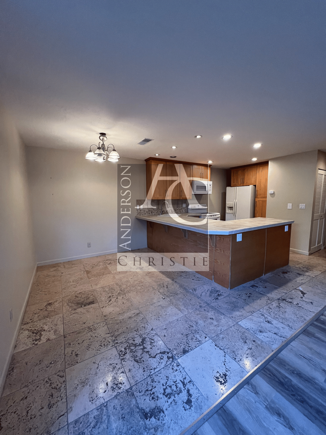 Foto del edificio - Charming 2BR/1BA End Unit for Rent – Great...