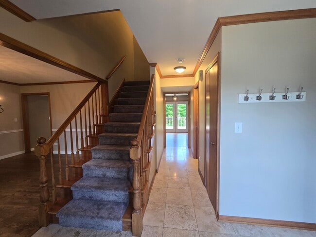 Building Photo - 1565 Old Barn Cir