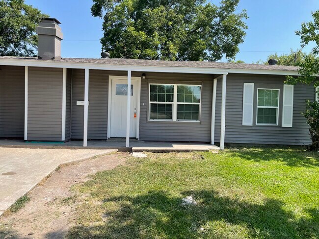 Frontyard - 3515 Meadowlake Rd