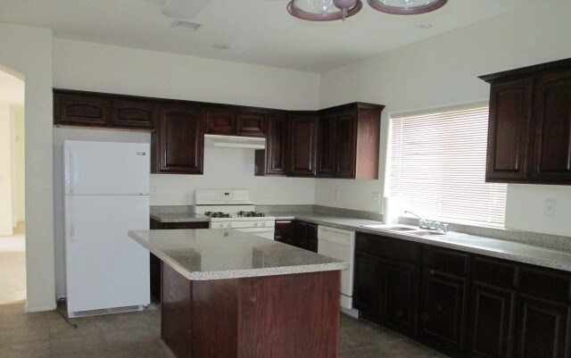 Building Photo - 3015 Myriam Dr