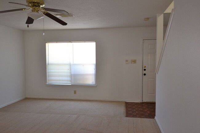 Building Photo - 3/1.5/1 Home in desirable Big Country Subd...