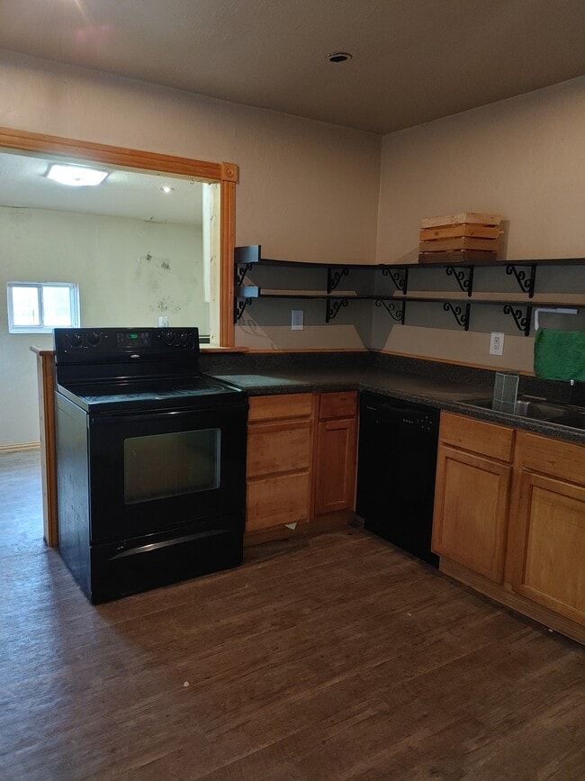 Building Photo - 823 S Hall