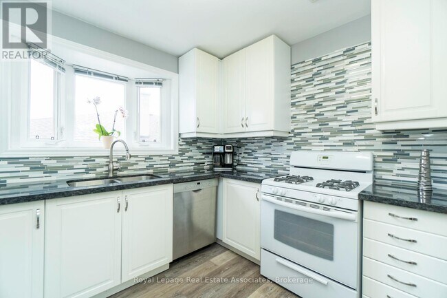 Photo du bâtiment - 1492 Sandgate Crescent