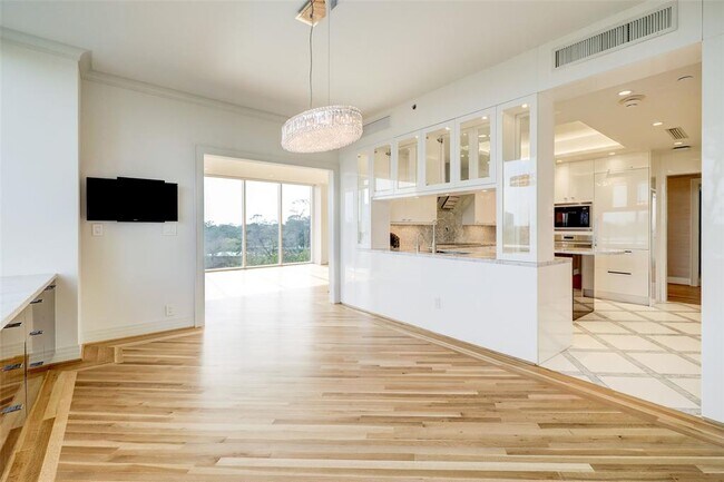 Building Photo - 121 N Post Oak Ln