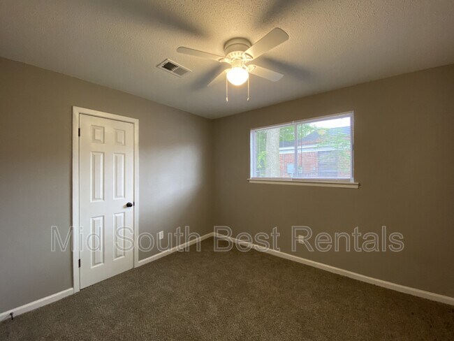 Foto del edificio - 2423 Dwight Rd