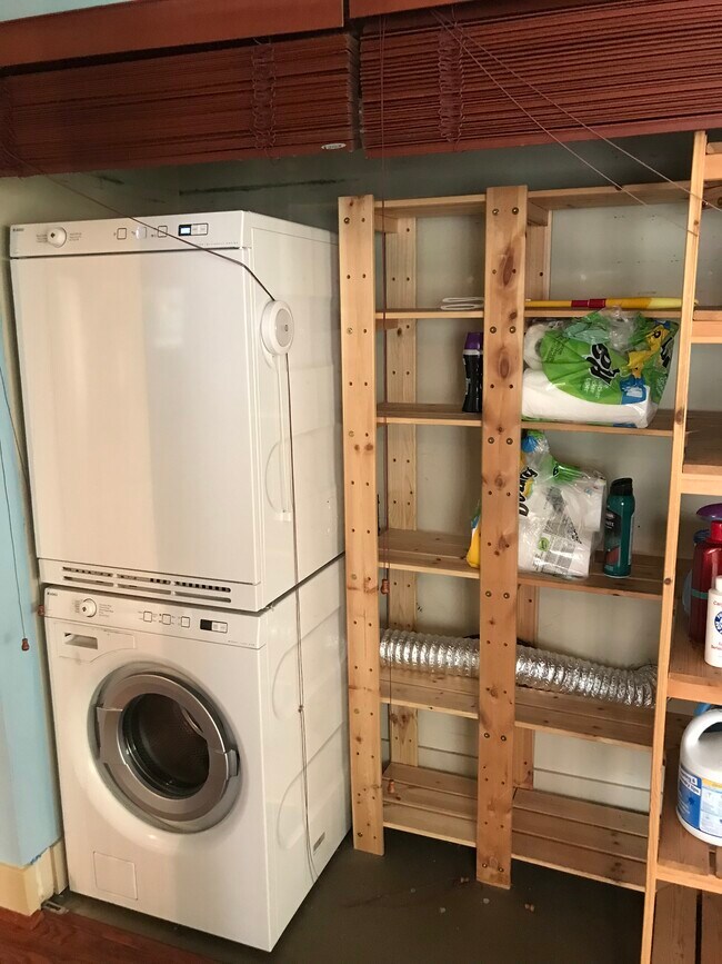 Lavandería - 1550 Eastlake Ave E #306