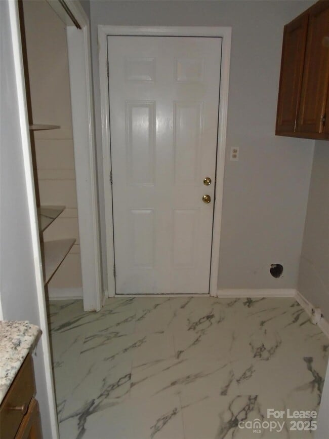 Building Photo - 4024 Rosehaven Dr