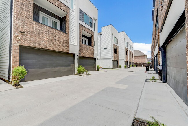 Building Photo - 5857 Dolores St