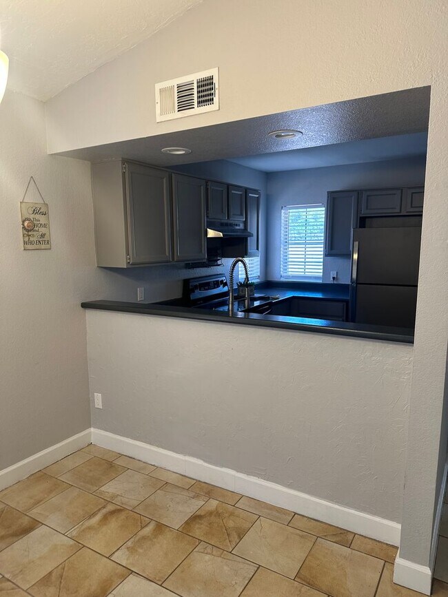 Building Photo - 1120 N Val Vista Dr
