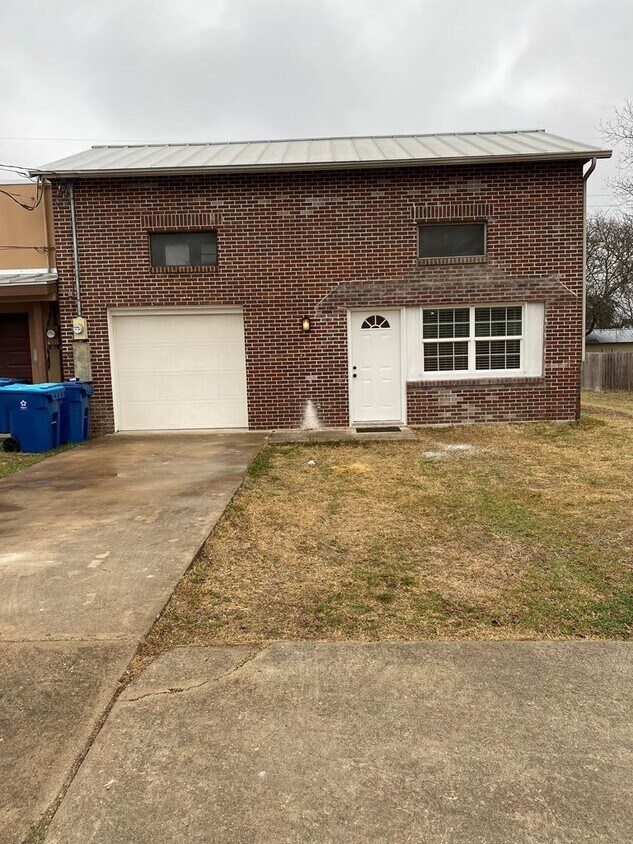 Foto principal - 518 Peterson Dr