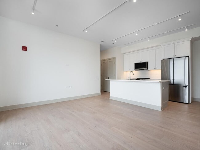 Building Photo - 3202 N Racine Ave