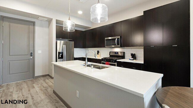 Foto del edificio - 3150 W Twain Ave