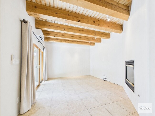 Building Photo - Beautifully Done Custom Built Townhouse wi...