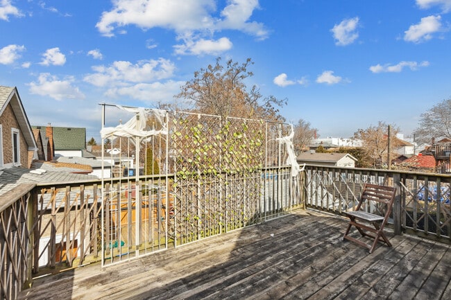 Photo du bâtiment - Bright 1 Bedroom Upper-Level Unit – All Ut...