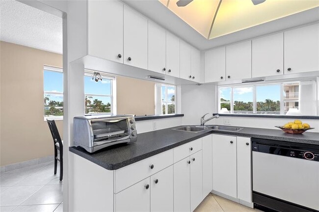 Building Photo - 4010 Galt Ocean Dr