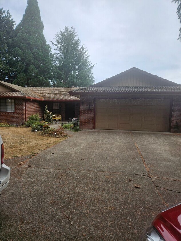 Foto principal - Spacious 4 bedroom/4 bath home on 1.5 acres