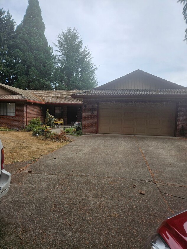 Primary Photo - Spacious 4 bedroom/4 bath home on 1.5 acres