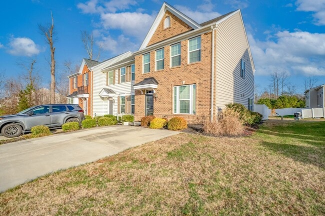 Building Photo - Spacious 3 Bedroom 2.5 Bath Townhome in Ch...