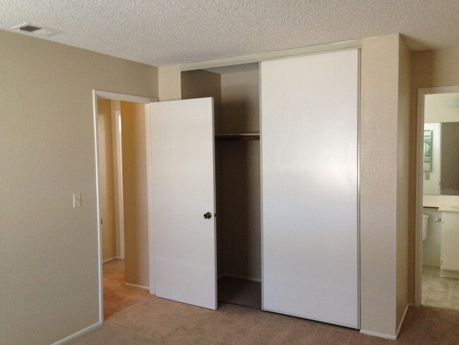 Building Photo - Beautiful & Large 2bd/ 2ba Condo