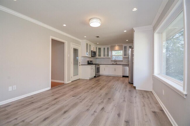 Foto del edificio - 8330 Waterbury Dr