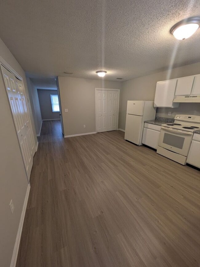 Building Photo - 2BD/1B End Unit at Northtowne Heights