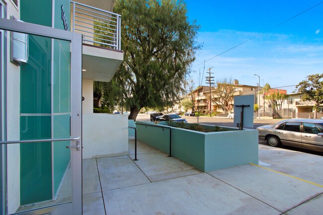 Building Photo - 14934 Burbank Blvd