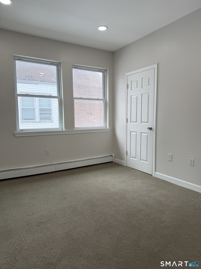 Building Photo - 162 Martin St