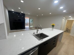 Building Photo - 910 W Hallam St