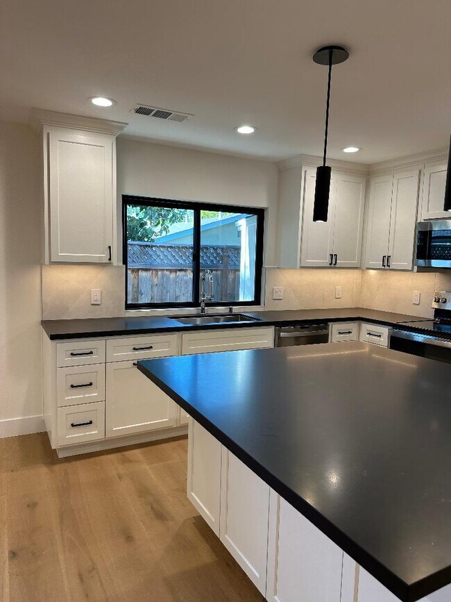 Foto del edificio - 2355 Cory Ave