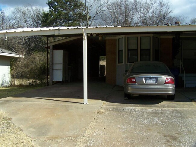 Building Photo - 12 Geraldine Ln