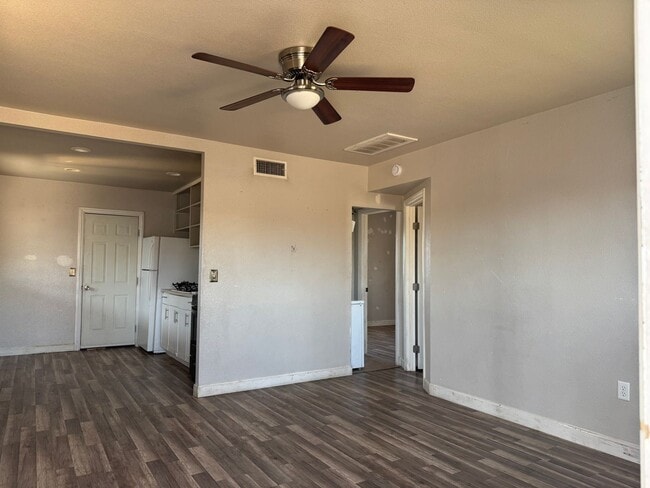 Building Photo - Cute little bungalow in the heart of Henderson.