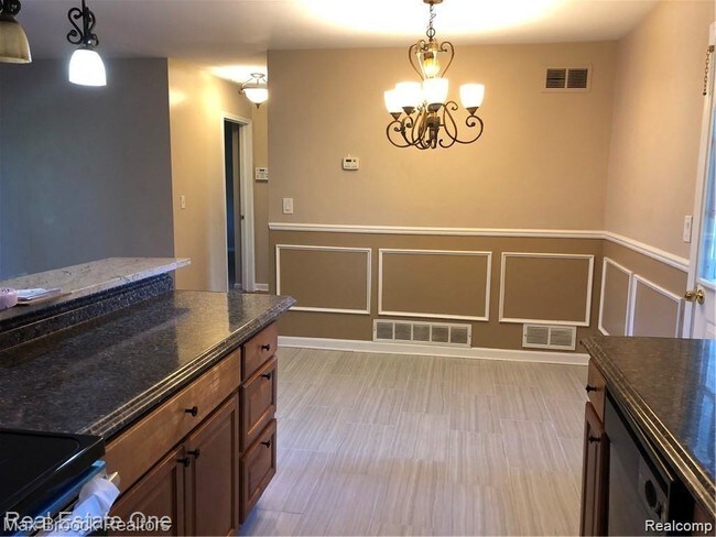 Building Photo - 2599 Ivanhoe Dr