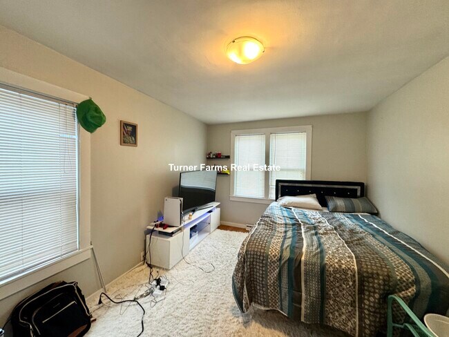 Foto del edificio - 175 Rindge Ave