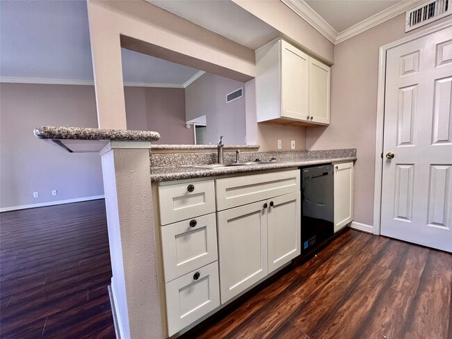 Foto del edificio - 700 Thicket Ln