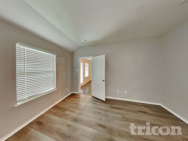 Building Photo - 636 Excelsior Dr