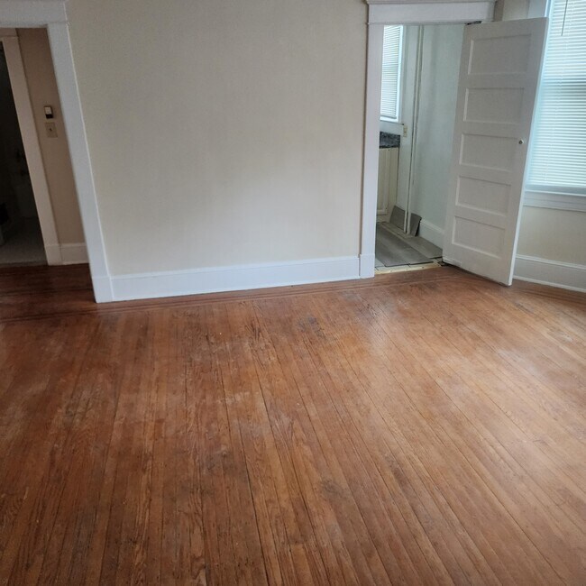 Foto del edificio - 2401 Poplar Dr