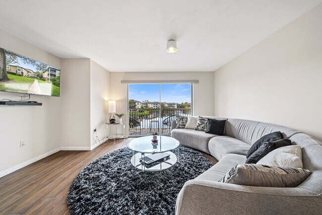 Building Photo - 1 Furnished Bedroom Condo in Tampa! Highly...