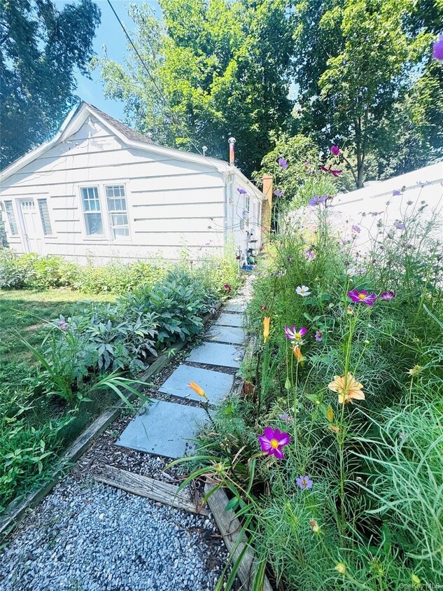 Primary Photo - 105 Burt Ave
