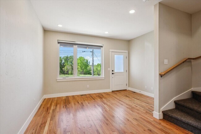 Foto del edificio - Modern 4-Bedroom Townhome with Rooftop Deck Near Sloan’s Lake & Light Rail